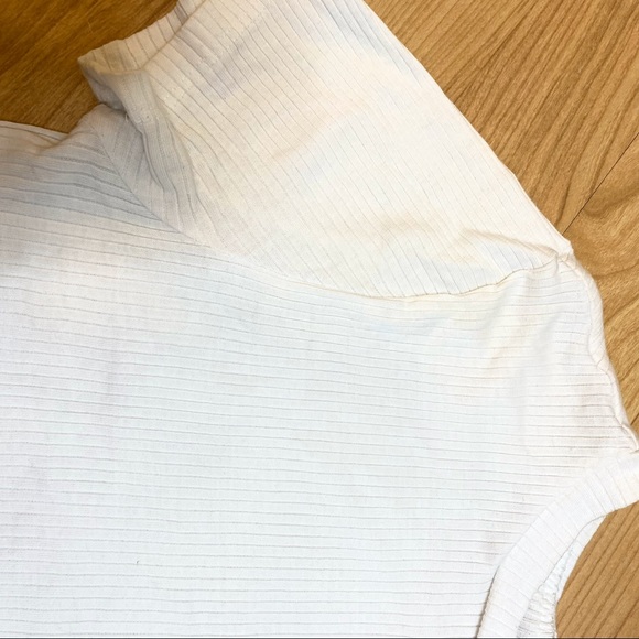 H&M WHITE CROP TOP - Picture 2 of 2